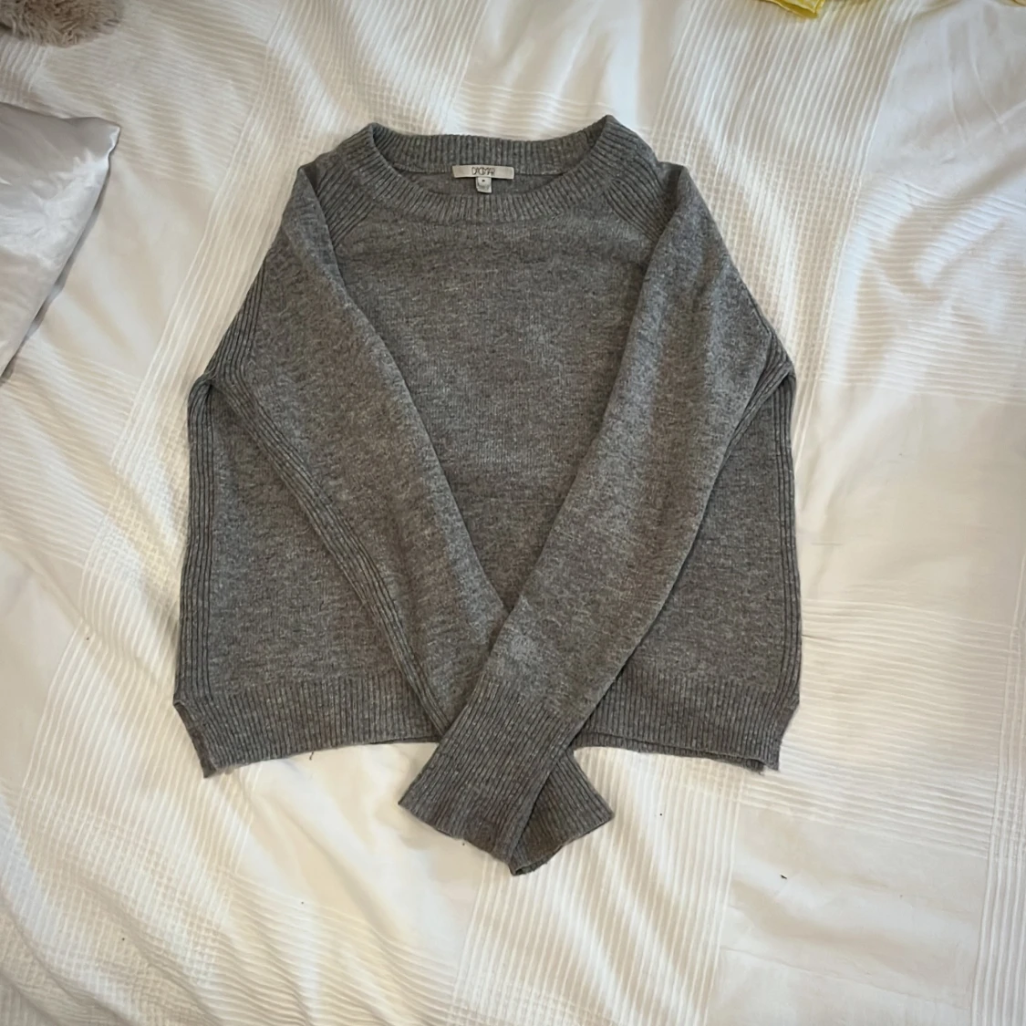 Grå stickad tröja från Dagmar