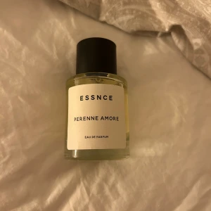 Parfym  - Essence parfym perenne amore som är en doup på Valentino Born in Roma😍bara något sprut testat från den annars helt ny