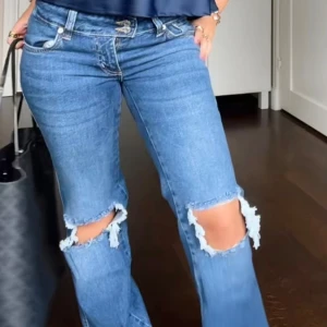 Jeans - Low wais Blå jeans från med hål på knäna i storlek xs💕