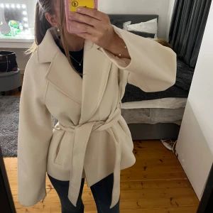 Vit kappa Gina Tricot  - En vit kappa ifrån Gina tricot. Den är använd ett fåtal gånger. Den är i storlek XS.❤️