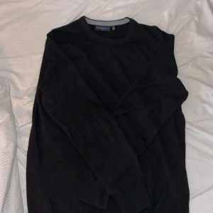 Svart stickad tröja från Monsanto - Svart stickad tröja från Monsanto i storlek L. Klassisk rund halsringning med ribbade muddar vid ärmslut och nederkant. Enkel och stilren design som funkar till många olika looks. Perfekt för dig som gillar basic och cleant. Tröjan är endast använd ett fåtal gånger. Perfekt nu till vintern då den är varm och mysig! För fler frågor är det bara att fråga på. Mvh Vincent😊