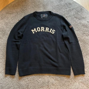Stickad Morris tröja - Säljer denna marinblåa Morris tröjan | Det är storlek L men passar även M | 100% Bomull | Hör av er vid frågor 