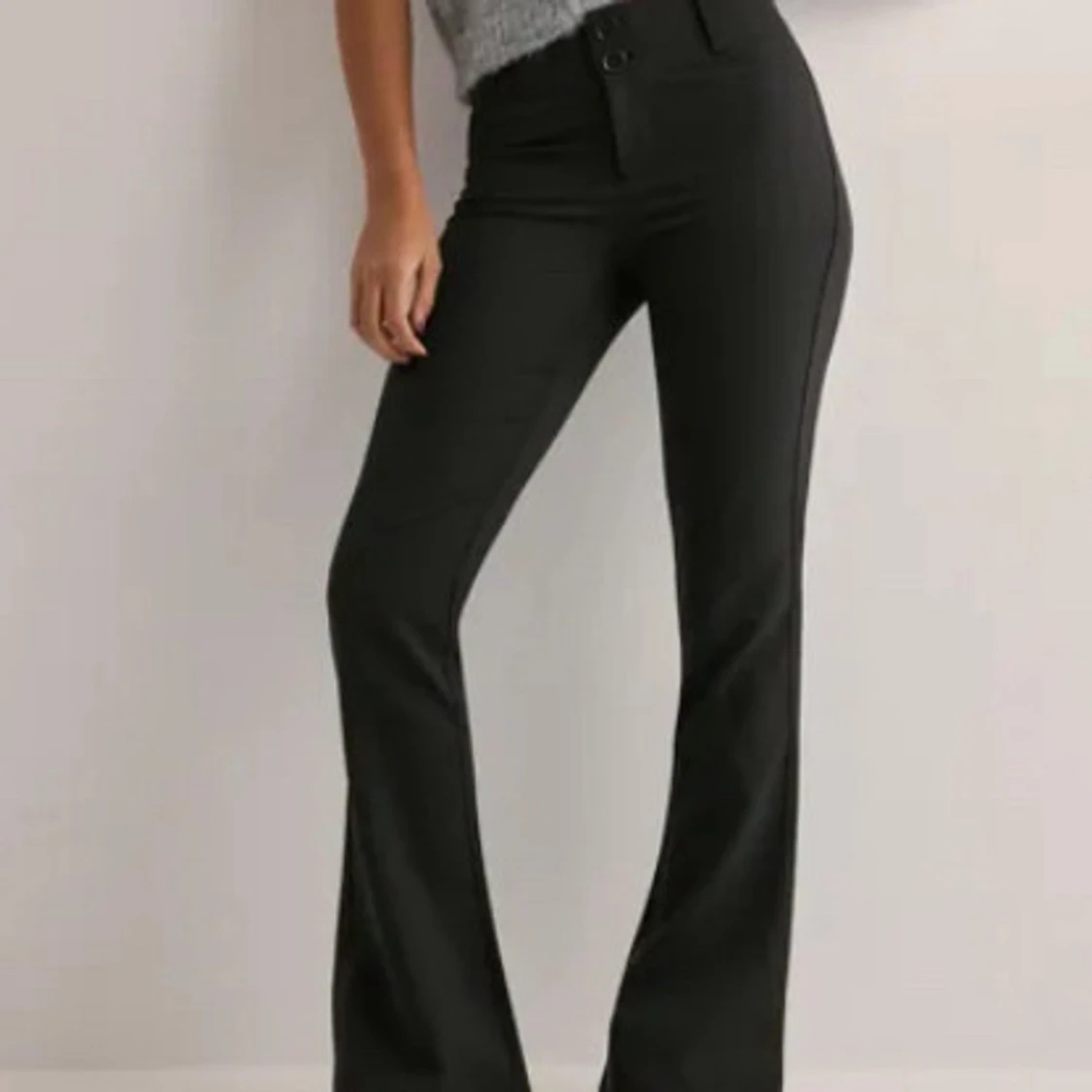 Svarta bootcut byxor med fickor - 1