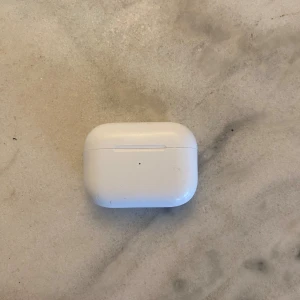 AirPods Pro - Helt nya i toppskick! 🔥 - Säljer ett par Apple AirPods Pro i helt nytt skick. De är oanvända, utan prislapp men ser helt nya ut och fungerar perfekt. Originalkartong och tillbehör följer med. Fantastiskt ljud, aktiv brusreducering och lång batteritid – perfekta för både musik, samtal och träning! 🎧 Perfekt chans att få AirPods Pro till ett mycket bättre pris än i butik! Vill bli av med dem snabbt, därför säljer jag dem för endast 750 kr. Prisen kan diskuteras! Med AirPods kartong 