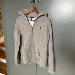 Ralph lauren zip hoodie  - En Ralph lauren zip hoodie i bra skick! Den är i storleken XL i barnstorlek men sitter som en S i herrstorlek. En mycket fin zip hoodie som passar alla stilar! 