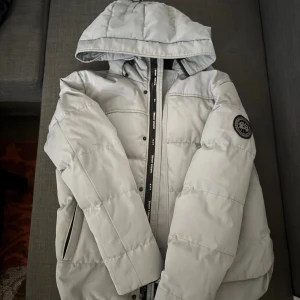 Canada Goose Ljusgrå MacMillan - Ljusgrå down jacket från Canada Goose Black Label. Ovanlig Colorway för de som gillar lite annorlunda. Inget fel med den alls men tröttnat. Pris kan diskuteras. Storlek M-S (Passar 178-185). Vid fler frågor osv kom DM. Pris kan diskureras!