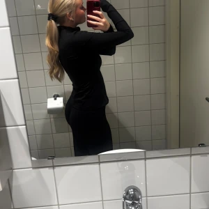 träningsjacka - använd en gång. säljer då jag har flera och denna är lite för stor. nypris: 200