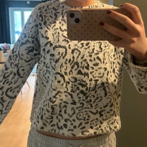 Vit fluffig leopardtröja från H&M - Supermjuk och fluffig vit tröja från H&M med svart leopardmönster. Använt fårtal gånger. Inga defekter. 