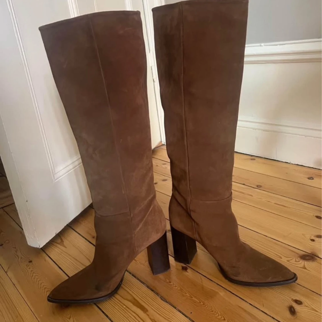 Bruna höga mockastövlar med klack - 3