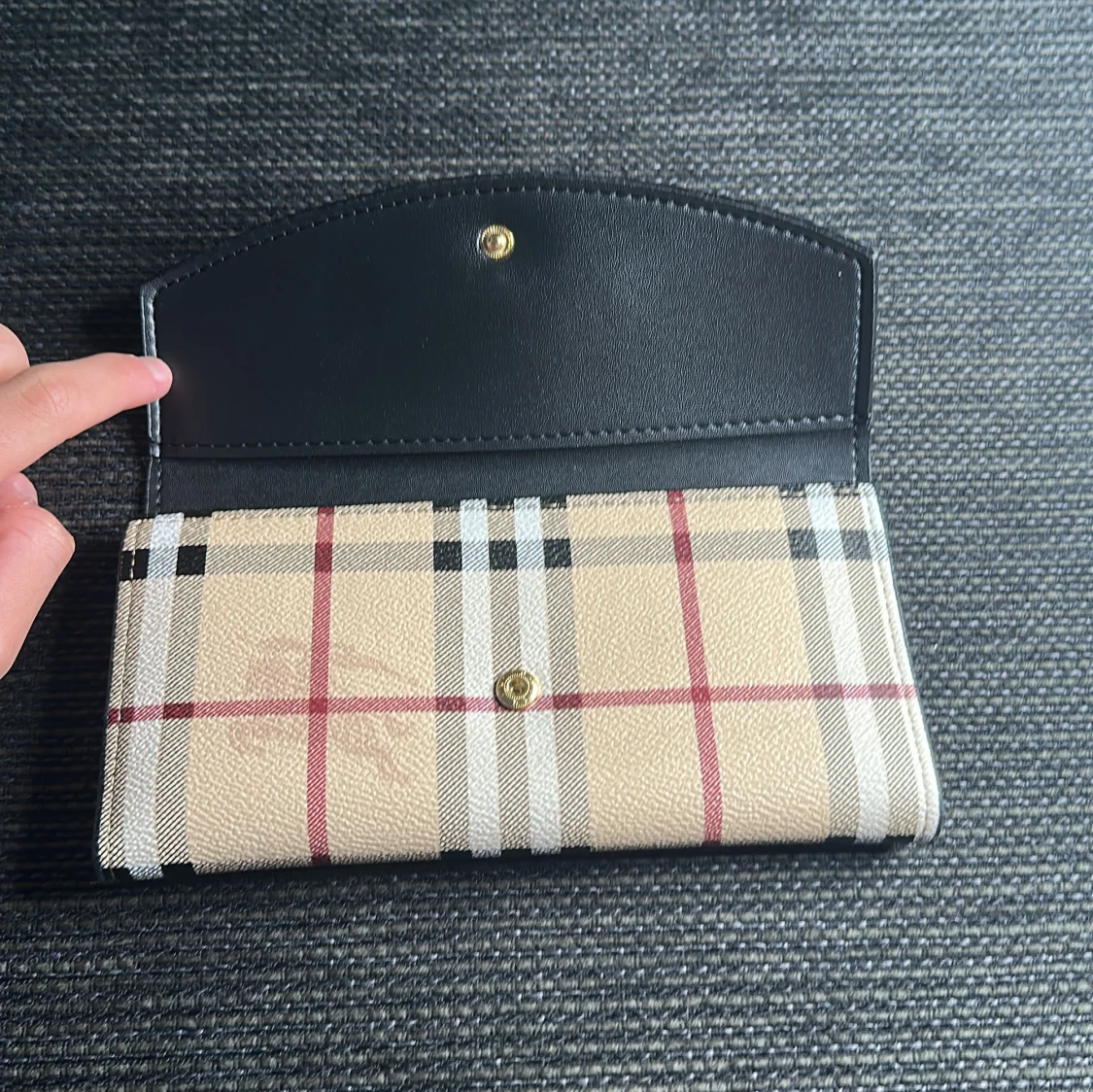 Rutig plånbok från Burberry - 2