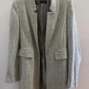 Grå kappa - En jätte fin kappa som sitter bra på, väldigt fint när man har på sig black on black