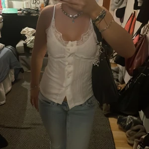 Vit spetsdetaljerad linnetopp - Säljer en vit topp med spetsdetaljer i storlek s🙌🏽🙌🏽