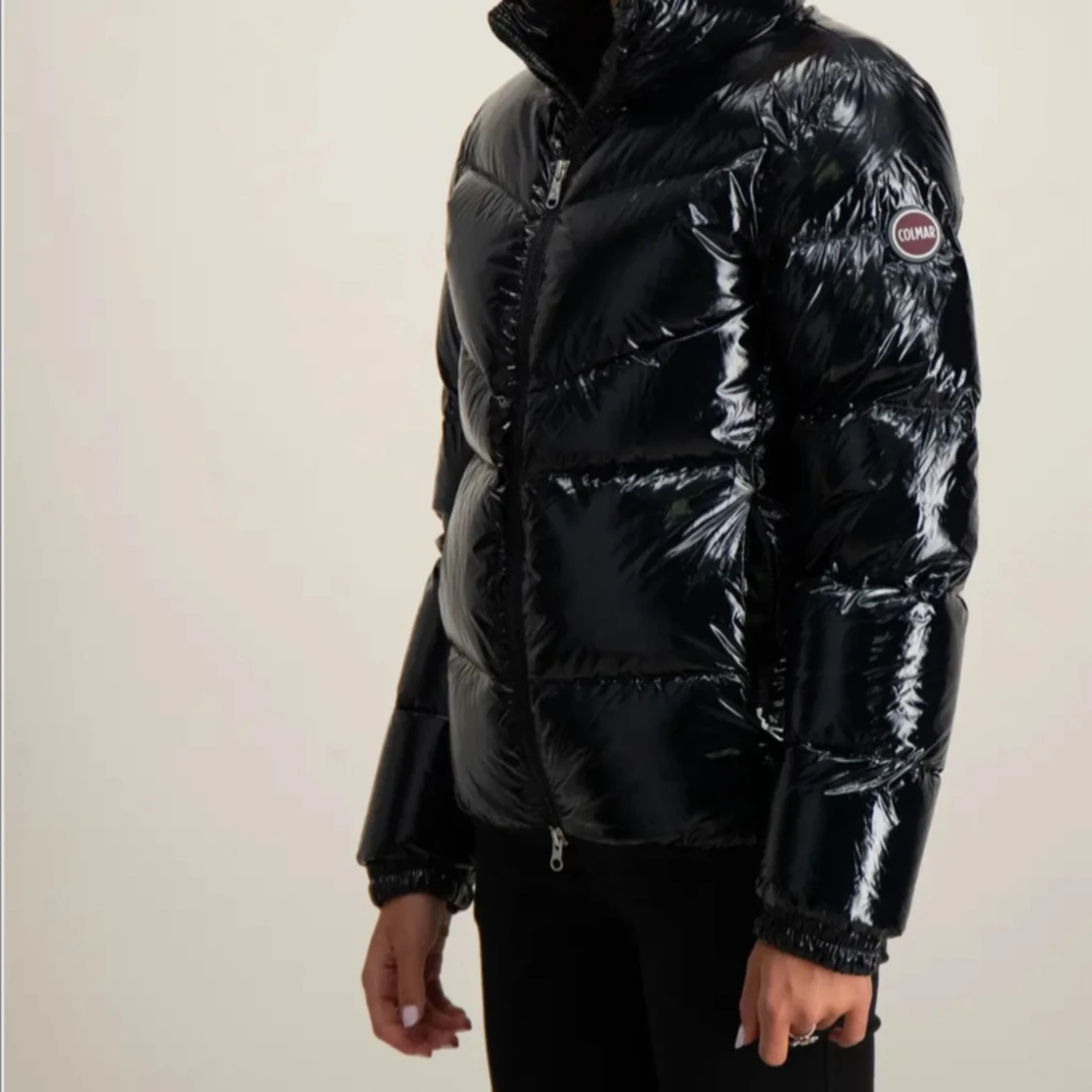 Svart glansig dunjacka från Colmar