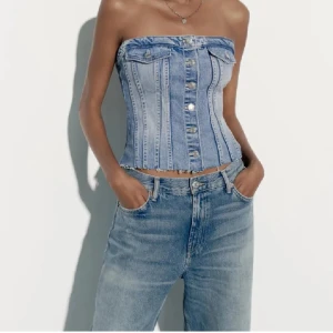 Denim tubtopp med knappar - Säljer denna eftersom den inte kommer till användning längre. Skriv för fler bilder 