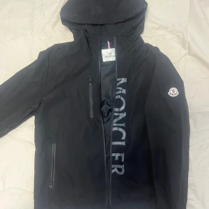 Moncler windbreaker - Köpt av en kompis, kommer med sin tag, den är i storlek L men passar M, passar längden 180 cm. Inga skador eller fläckar skick är 9/10, har tvättat den en gång så dragkedjan blivit lite dåligt. Skriv vid någon fundering🙌