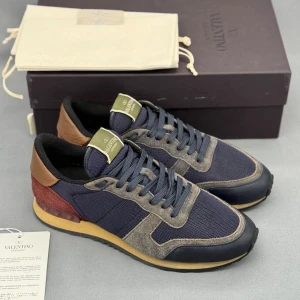 Valentino Rockrunner | 43 - Valentino Rockrunner sneakers | Grymt skick! | Original box ingår! | INGA BYTEN | Fraktar spårbart eller möts upp i Täby 