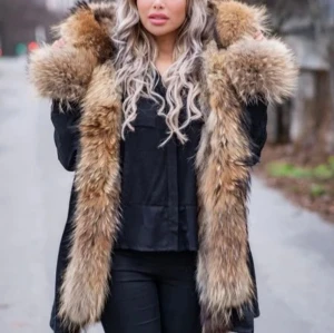 Brun pälsjacka med fluffig krage - Säljer en riktigt snygg pälsjacka i bruna och beige toner med stor, fluffig krage och långa ärmar. Jackan är aldrig använd, det är äkta päls, pris går att diskutera, för fler bilder kontakta mig, nypris 8000