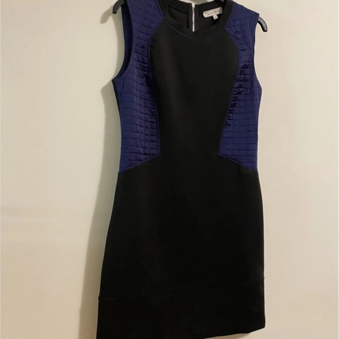 Svart och Lila cocktail klänning från Sandro