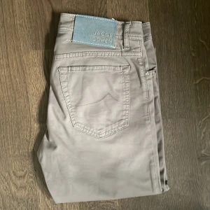 Jacob cohën jeans - Tja! Nu säljer jag ett par sjukt bekväma Jacob cohën jeans som är 9/10 skick nästan helt oanvända med mycket bra kvalite. Ny pris: 4699 mitt oris 1100 skriv gärna för mer bilder eller diskution om pris.