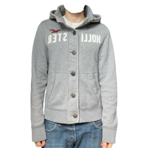 Hollister huvtröja  - Hollister kofta i storlek M. Jag på bilden är 180 cm. Mått: armhåla till armhåla - 51 cm, längd - 59 cm. Skriv för fler bilder och frågor!