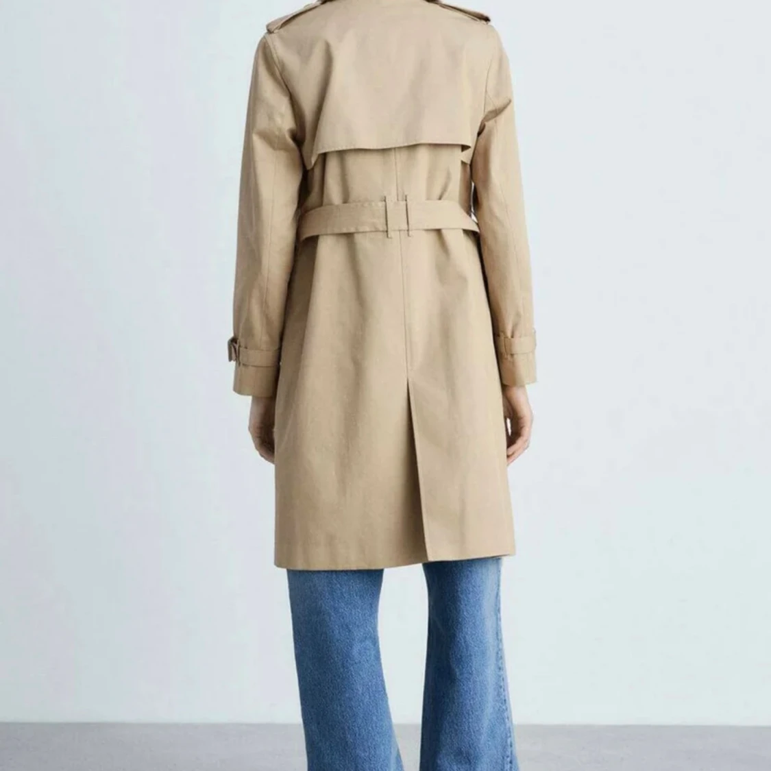 Beige trenchcoat med bälte - 2