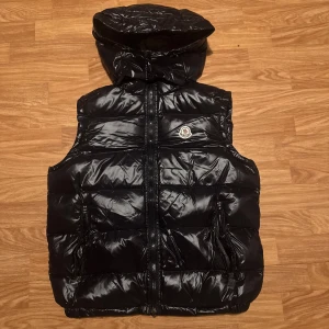 Moncler Väst Ny  - Storlek S,M skriv eran längd och vikt tack 