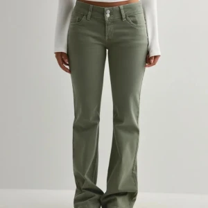 Gröna Nelly jeans - Super snygga gröna jeans från Nelly, dom har lite slitning nere vid sömmen, skriv privat så får ni bild på de ❤️ 