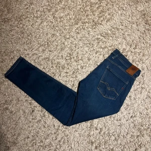 Replay anbass jeans slim fit herr w33 - Replay anbass hyperflex jeans i slim passform. Nytt skick, inga  defekter. Storlek W33. Postas samma dag som köp eller dagen därpå🙌💯
