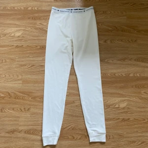 Vita Mickey Mouse mjukisbyxor - Snygga vita mjukisbyxor från H&M med Mickey Mouse-detaljer på midjebandet. Skönt ribbat material i bomull 