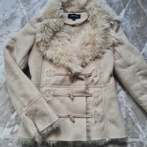 Beige pälsjacka från Tally Weijl - Säljer en beige pälsjacka från Tally Weijl med fluffig krage och detaljer i fuskpäls. Jackan är varm och passar perfekt till höst/vinter. Den är i utmärkt skick och finns inga tecken på användning. Skriv jättegärna om du har några frågor :)  