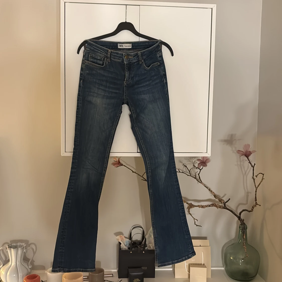 Low bootcut jeans från Zara