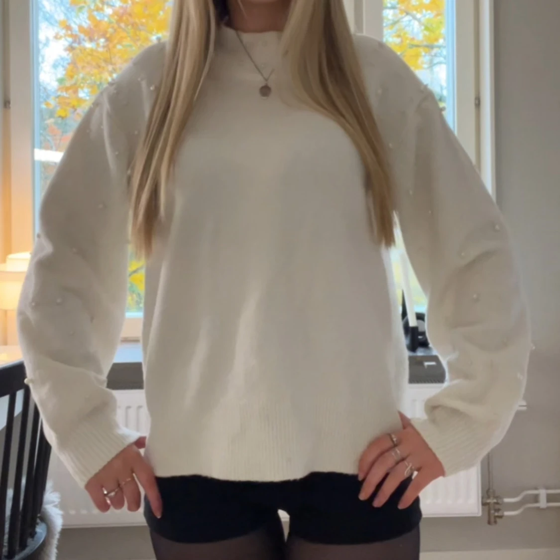 Vit stickad tröja med pärlor på