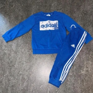 Adidas set - Blått adidas set i 92, utan hål och fläckar. Kan dock finnas dova fläckar jag missat då kläderna är använda på förskolan. Kläderna är i mycket bra skick!