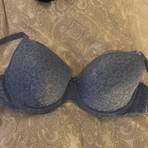Ljusblå bh från hunkemöller  - Ljusblå bh från hunkemöller i storlek 70F, helt oanvänd så väldigt bra skick 