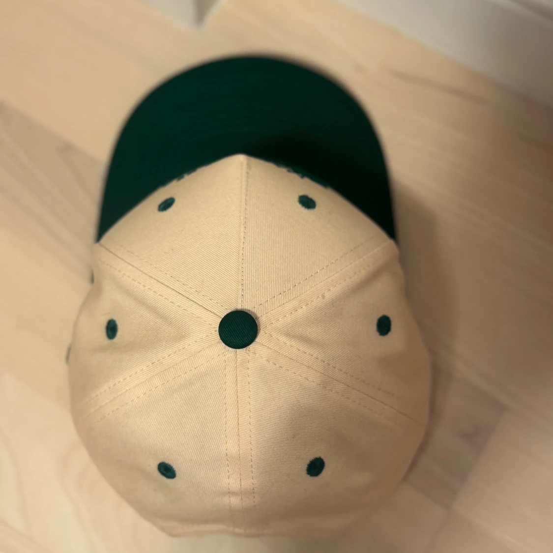Beige och grön keps Parfect 2024 - 3