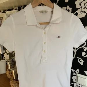 Vit kortärmad polotopp från Gant - Säljer en helt ny piké tröja från Gant. Den är i helt nyskick och inga defekter. Nypris 900kr säljer för 400! Hör av er vid frågor. Pris går att diskutera💕