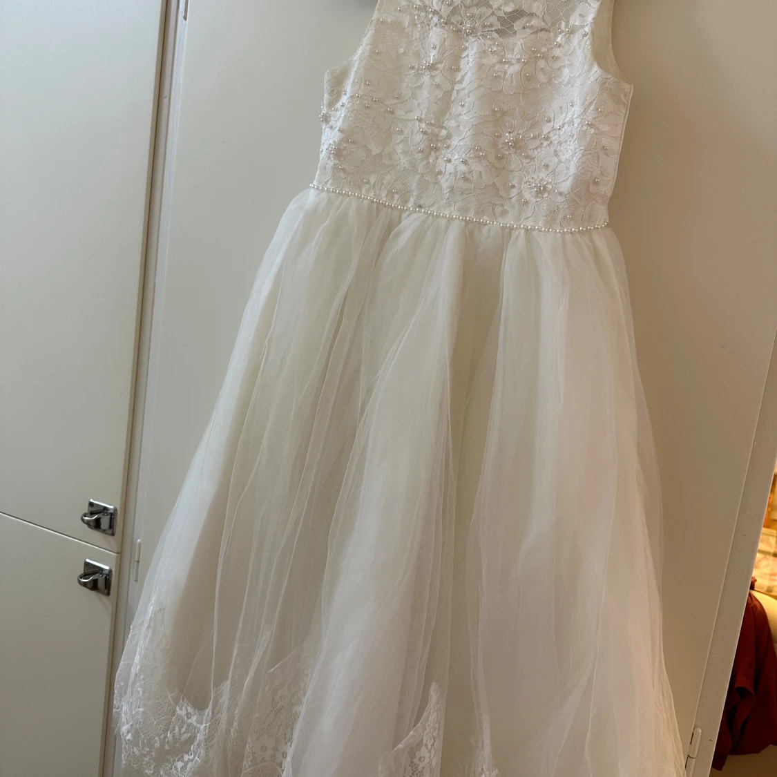 Vit långklänning för barn med spets och pärlor