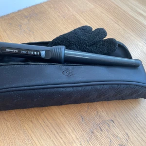 Cloud Nine Curling Wand - Säljer en oanvänd Cloud Nine micro wand. Nypris 1799kr. Säljer den för 1000kr. Rökfritt hem. Skickar paket som spårbart.