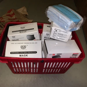 Disposable 3-Ply Daily Protective Mask - Flera oöppnade förpackningar med engångsmunskydd, 3-lagers skydd. Perfekt för dagligt bruk. Maskerna är nya och i originalförpackning, både svarta och blå varianter syns. Inga synliga defekter eller slitage.