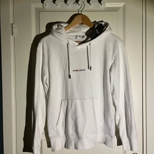 YVES SAINT LAURENT HOODIE - vit - Säljer nu denna extremt snygga och tidslösa hoodien ifrån saint laurent i vit, kvitto finns kvar 🧾 Kom privat vis funderingar eller flera bilder😁