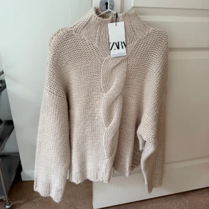 Stickad tröja - Eftertraktad Stickad tröja från Zara. Lappen är kvar💞