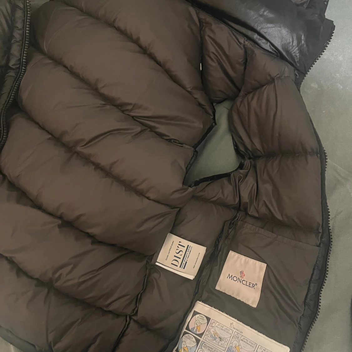 Svart dunväst från Moncler med huva - 1