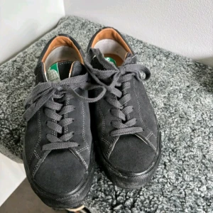 Sneakers  - Ett par gråa sneakers, storlek 42. Använda endast två gånger. 