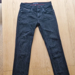 Svarta jeans Tommy Hilfiger - Svarta jeans från Tommy Hilfiger med stolek 30/32. Det är straight model men jag skulle säga att det passar mera slim. De är i bra skick och har inga defekter. Skickar gärna flera biler eller mått👌