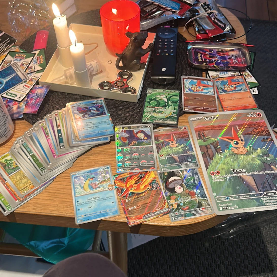 Pokémonkort - samling med Victini, Moltres, Lapras m.fl.