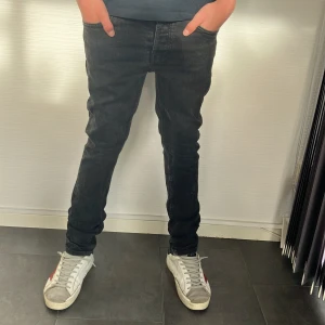 Nudie jeans Grim Tim 31/32 - Nudie jeans grim Tim|storlek:31/32|Pris:549kr| skick:9,8/10| hör av dig vid minsta lilla fundering eller fråga| 