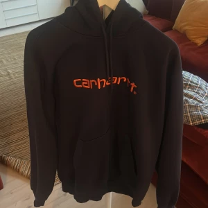 Mörkblå hoodie från Carhartt - Marinblå hoodie från Carhartt