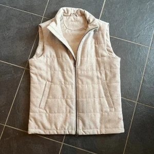 John Henric väst - Säljer en riktigt snygg flannelväst från John Henric i storlek medium. Västen är i väldigt bra skick. Skriv gärna för fler frågor och bilder!