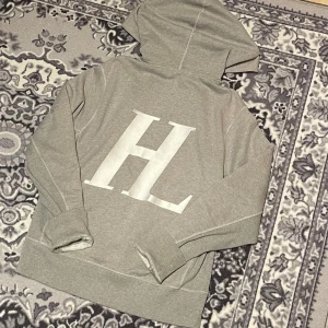Helmut Lang hoodie - Jättefint skick (se bilder), såklart äkta. Nypris cirka 3000kr. Passar personer mellan 175-190.