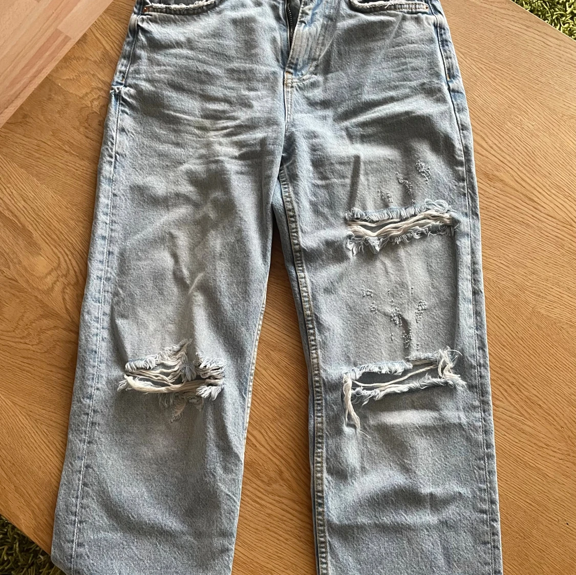 Ljusa håliga jeans